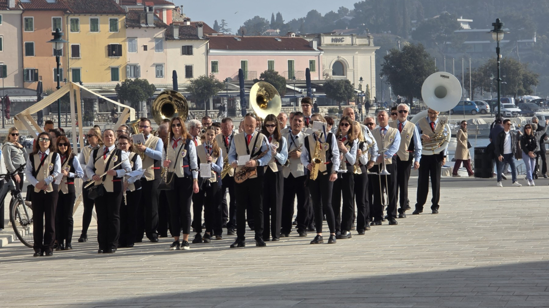 Sunce, glazba i tradicija: Limena glazba Rovinj koncertom obilježila Dan žena