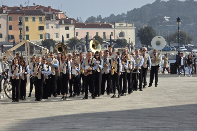 Sunce, glazba i tradicija: Limena glazba Rovinj koncertom obilježila Dan žena