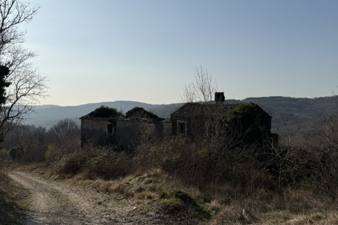 (FOTO/VIDEO) Napuštene kuće, crkvica iz 1892. i potpuni mir: Ovako izgleda istarski “grad duhova” Vrnjak