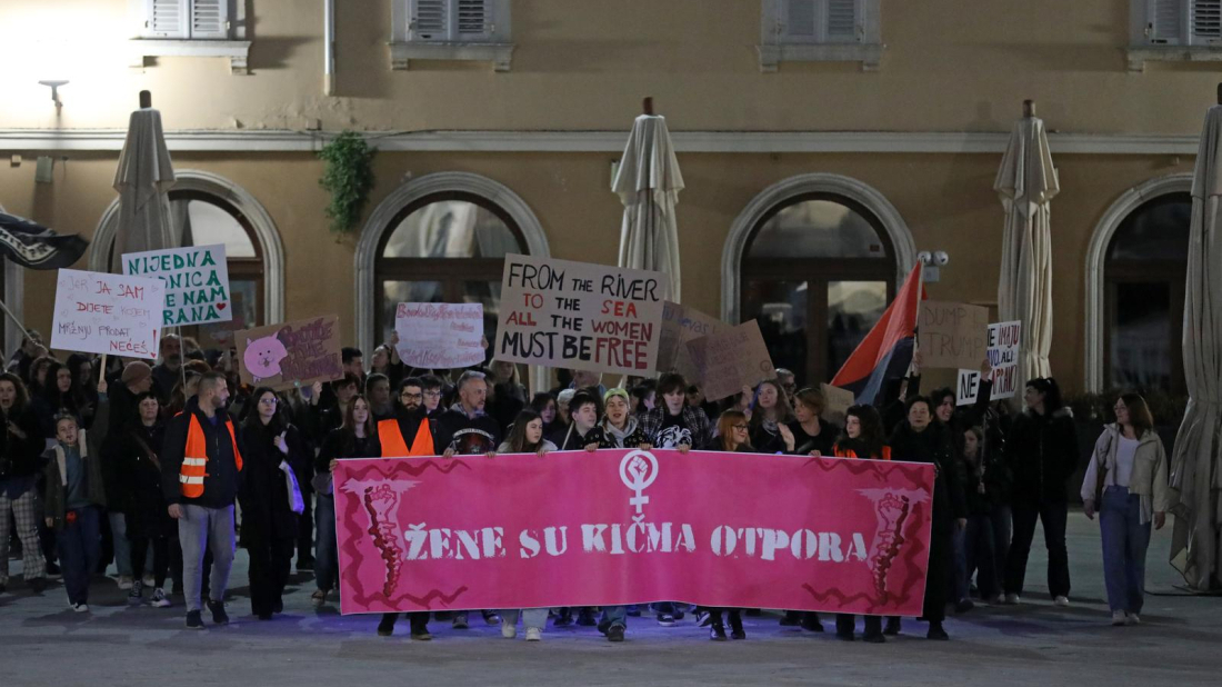 Noćni marš u Puli: Sudionici poslali snažne poruke o pravima žena