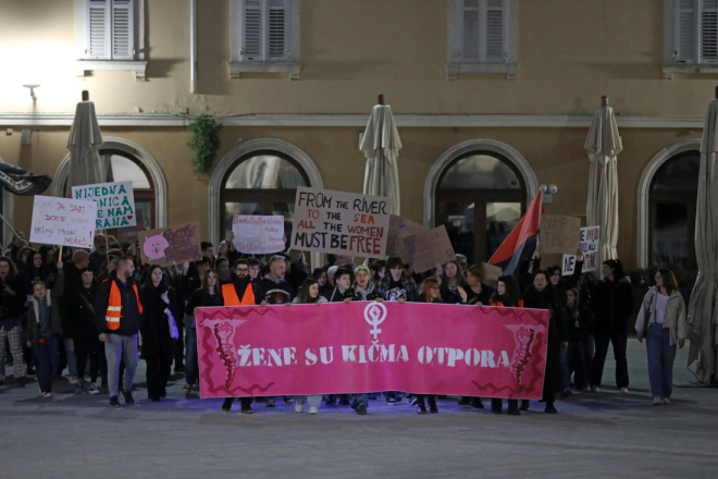 Noćni marš u Puli: Sudionici poslali snažne poruke o pravima žena