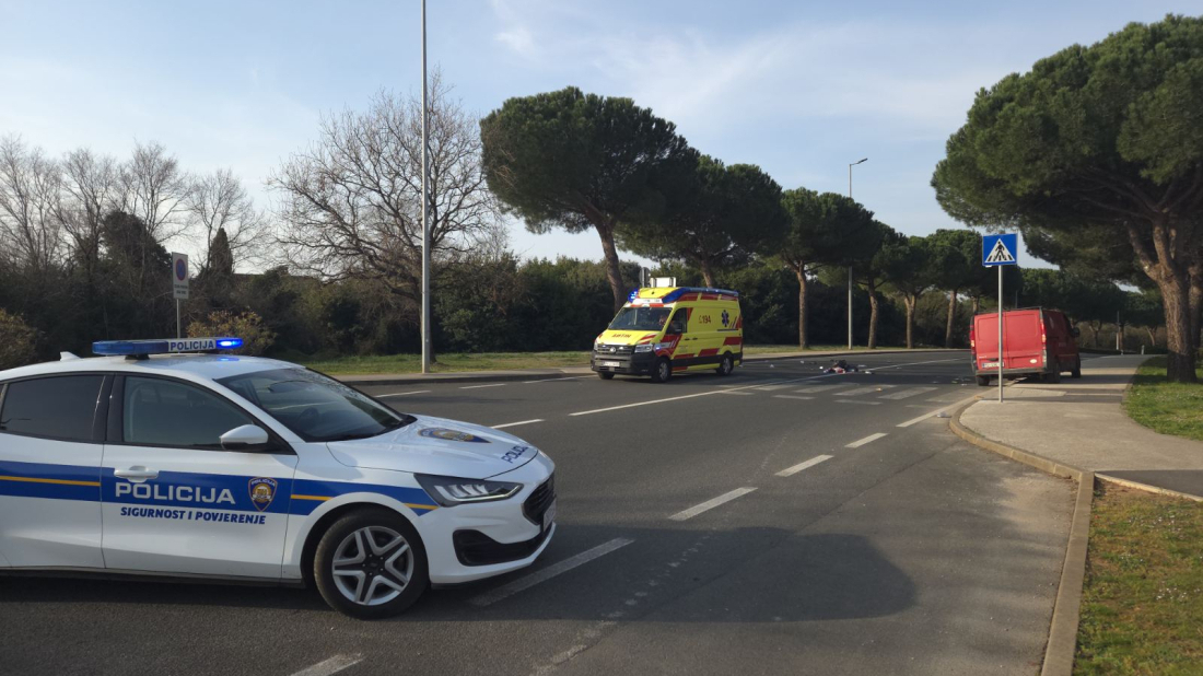 Prometna nesreća u Rovinju: Boce razbacane po pješačkom prijelazu, Hitna na terenu