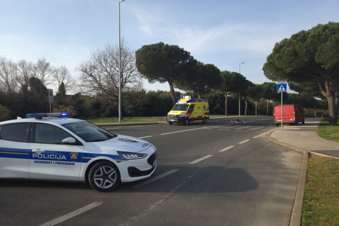 Prometna nesreća u Rovinju: Boce razbacane po pješačkom prijelazu, Hitna na terenu