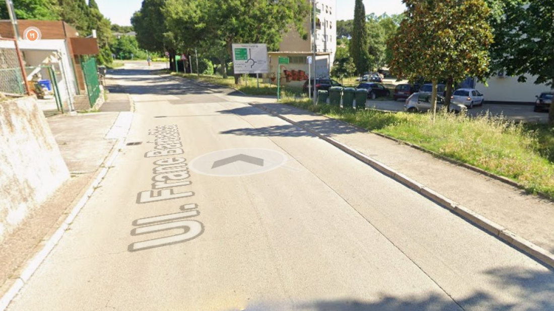 U Puli oštećena dva automobila: Nepoznati počinitelj izgrebao vrata vozila