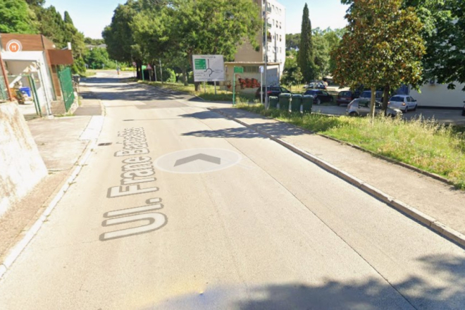 U Puli oštećena dva automobila: Nepoznati počinitelj izgrebao vrata vozila