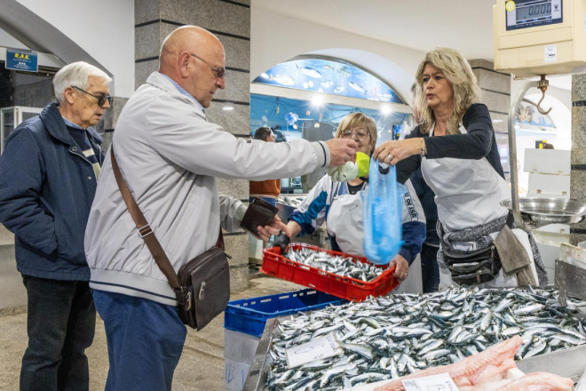 Svježe srdele jutros privukle kupce na pulskoj ribarnici