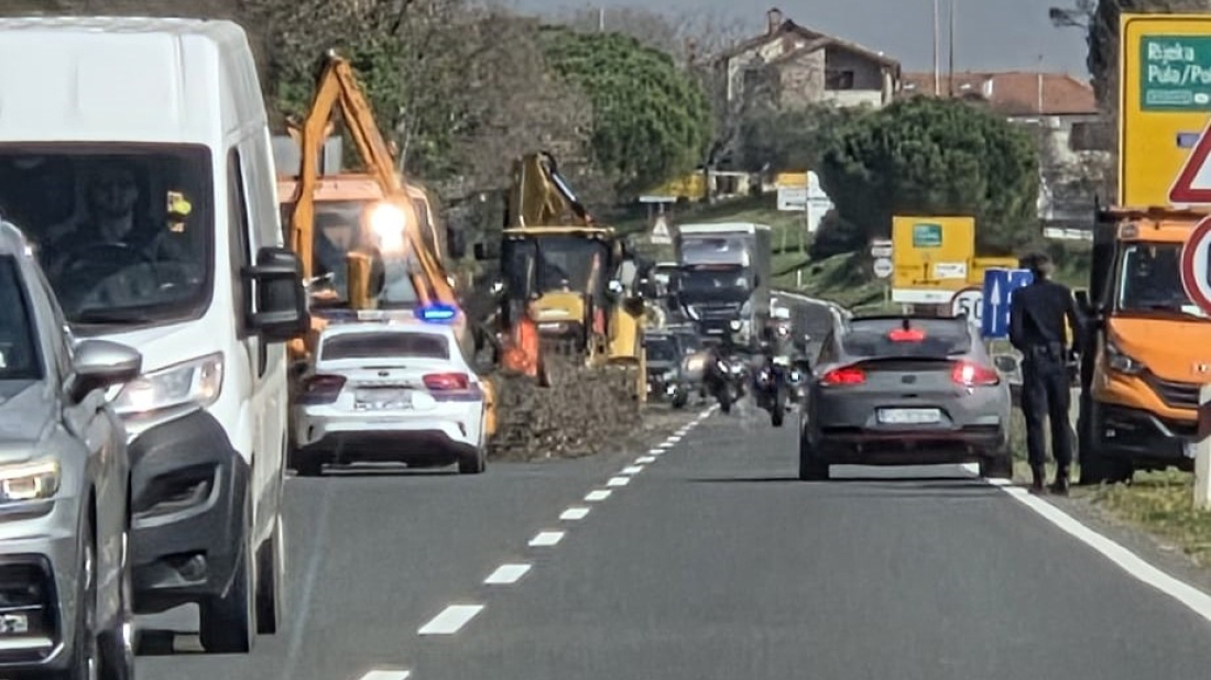 Velike gužve prema Rovinjskom Selu, policija promet regulira