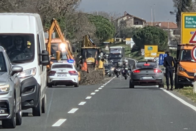 Velike gužve prema Rovinjskom Selu, policija promet regulira