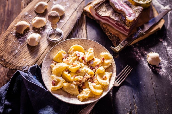 Tradicija na tanjuru: Krenula manifestacija „Jela iz pinjate“ u Kanfanaru i Svetvinčentu