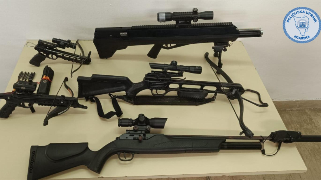 Čistili kuće pa pronašli oružje: građani u Istri policiji predali puške, samostrele i streljivo