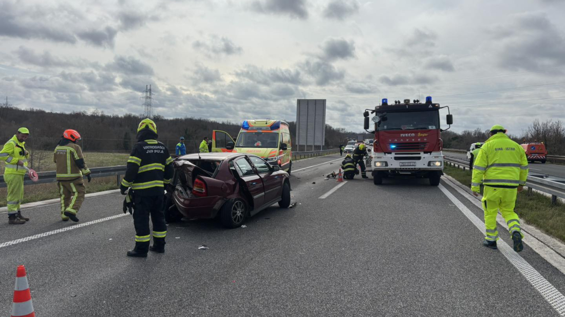 Poznati detalji teške nesreće: 80-godišnjak s teškim ozljedama u pulskoj bolnici, vozilo udarilo u njegov automobil