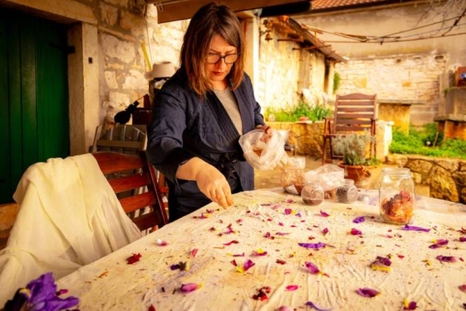 Od ljuski luka do svilenog šala - ove subote kreativna radionica eko printa u Rovinju