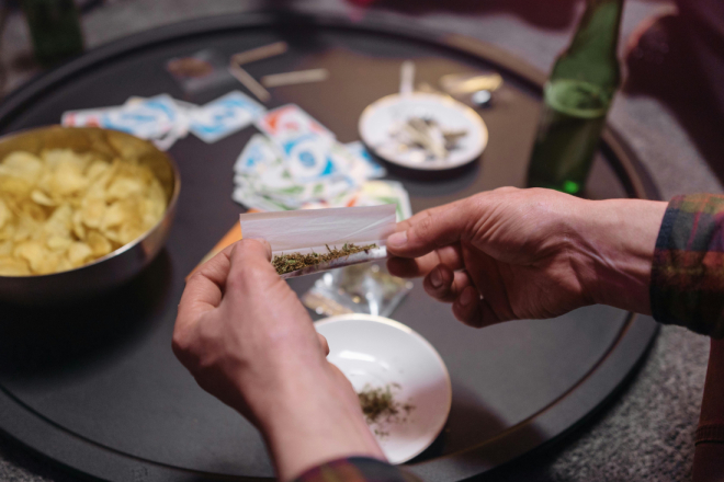 Velikodušni Austrijanac u labinskom kafiću ponudio travu – policajcima!