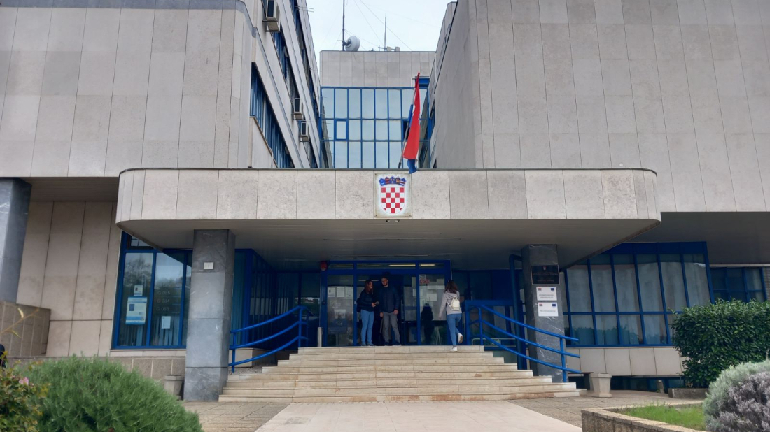 Policija pronašla muškarca koji je gurnuo prodavačicu i pobjegao s parfemima: 43-godišnjak završio u pritvoru