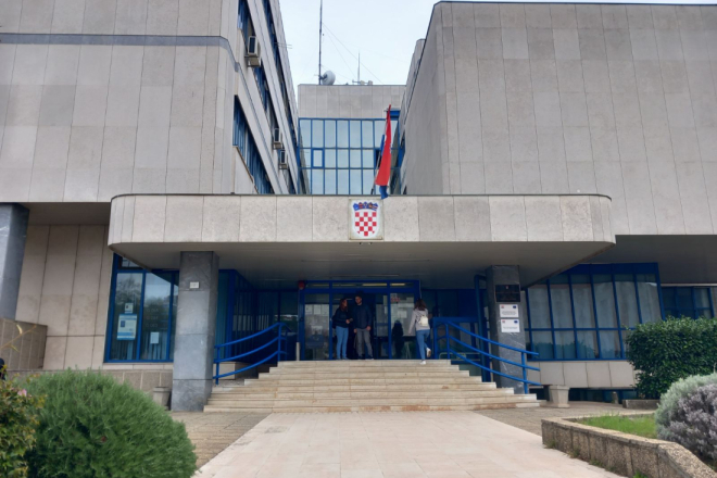 Policija pronašla muškarca koji je gurnuo prodavačicu i pobjegao s parfemima: 43-godišnjak završio u pritvoru