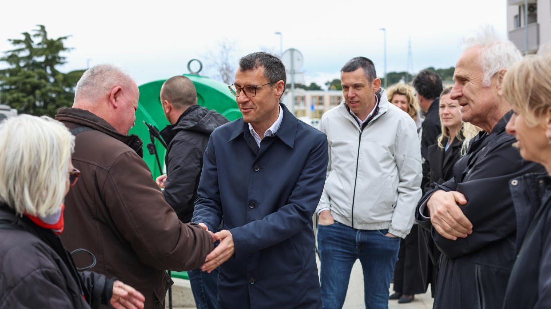 Braille oznake na spremnicima za otpad: Pula predstavila projekt za veću pristupačnost osobama s oštećenjem vida