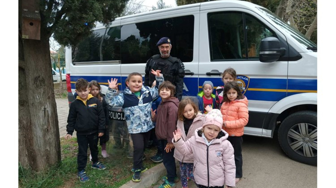 Dan očeva u Fažani: policajac Elvis djeci pokazao stvarni posao na terenu