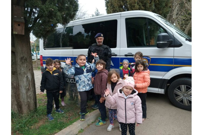 Dan očeva u Fažani: policajac Elvis djeci pokazao stvarni posao na terenu