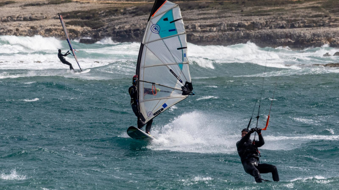 Prva marčanska bura napunila ližnjansku uvalu: Surferi i kajteri uživali u pravoj morskoj akciji