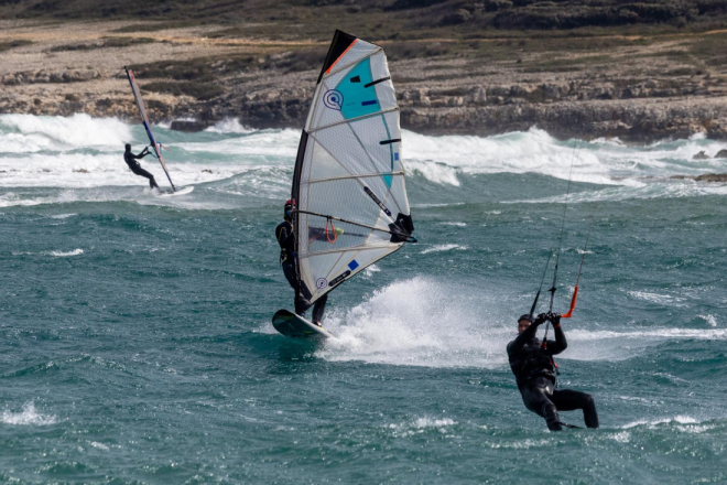 Prva marčanska bura napunila ližnjansku uvalu: Surferi i kajteri uživali u pravoj morskoj akciji