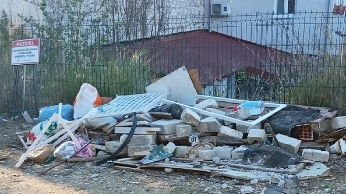 Besramno u Puli: Hrpa otpada odložena tik uz znak zabrane odlaganja!