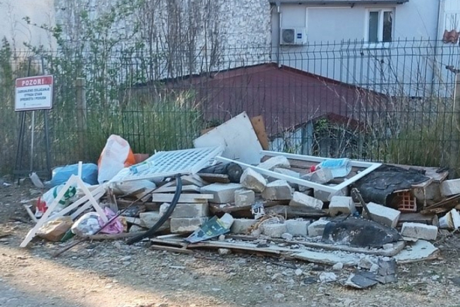 Besramno u Puli: Hrpa otpada odložena tik uz znak zabrane odlaganja!