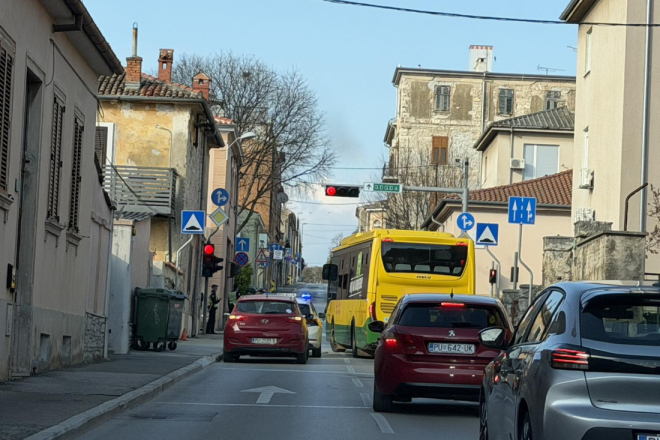 Pula: Sudar kamiona i automobila na križanju s Vukovarskom, policija traži svjedoke!