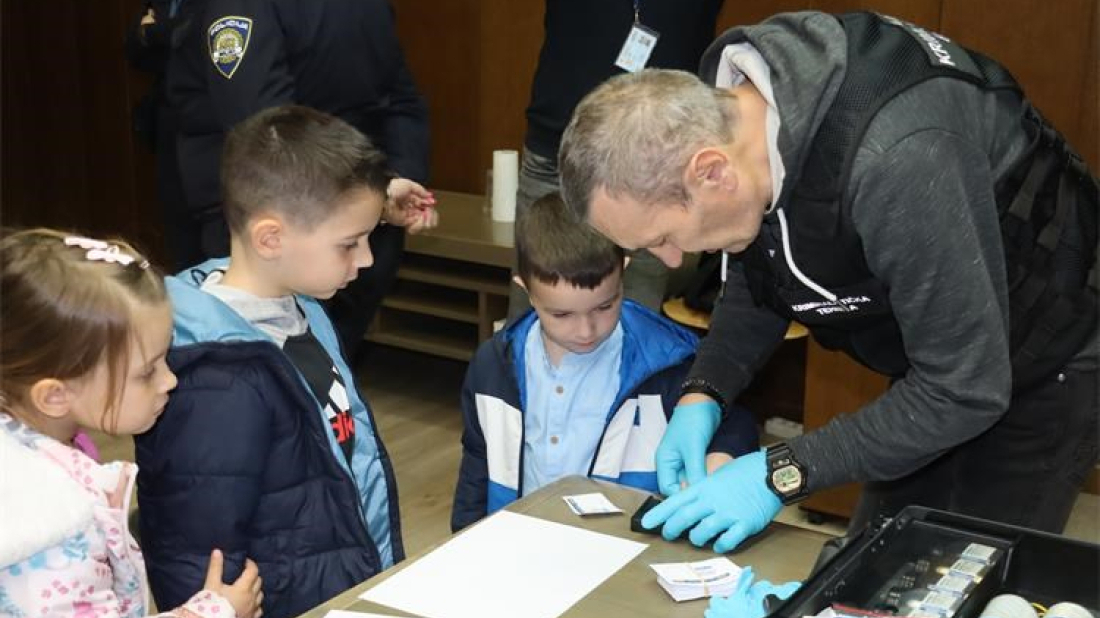 Mališani iz pulskog vrtića zavirili u svijet policije: Otisci prstiju, „pijane naočale“ i presretač oduševili djecu