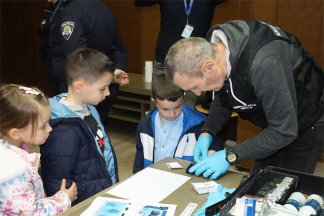 Mališani iz pulskog vrtića zavirili u svijet policije: Otisci prstiju, „pijane naočale“ i presretač oduševili djecu
