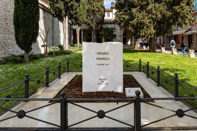 U Puli postavljeno novo spomen-obilježje s imenima žrtava stradalih na Vergaroli