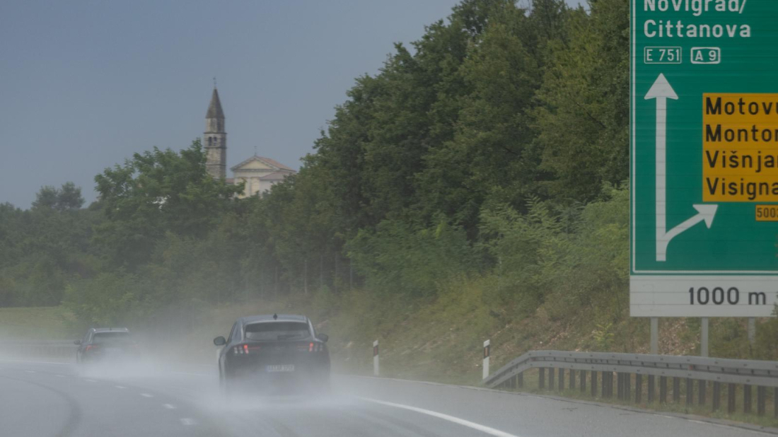 Stiglo pogoršanje vremena! Na Pazinštini tuča, diljem Istre udari munja i jaka kiša