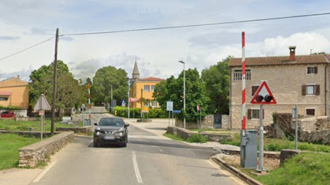 OPREZ U KANFANARU! Ne rade rampa ni signalizacija na pružnom prijelazu, vlakovi prolaze