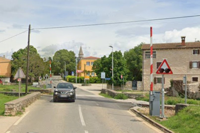 OPREZ U KANFANARU! Ne rade rampa ni signalizacija na pružnom prijelazu, vlakovi prolaze