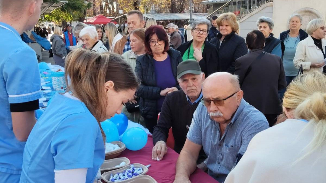 Dan u plavom u Puli: Besplatno mjerenje tlaka i šećera uz važnu poruku o raku debelog crijeva