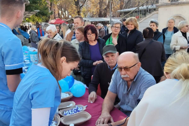 Dan u plavom u Puli: Besplatno mjerenje tlaka i šećera uz važnu poruku o raku debelog crijeva