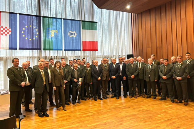 Potpisani važni ugovori u Pazinu: 38 lovačkih društava dobilo lovišta na još 10 godina