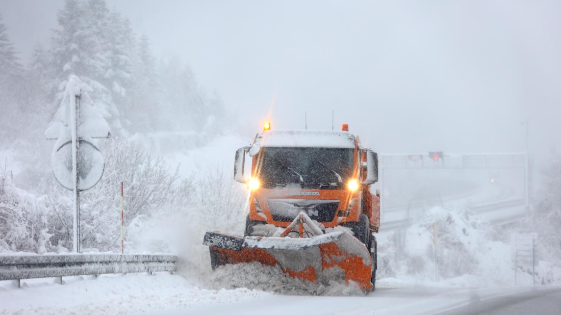Ciklona poharala Hrvatsku: Gorski kotar zatrpan snijegom, orkanska bura paralizira Istru i promet na A6