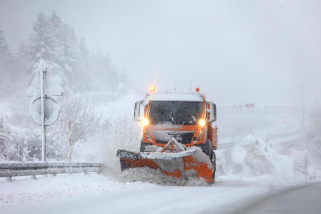 Ciklona poharala Hrvatsku: Gorski kotar zatrpan snijegom, orkanska bura paralizira Istru i promet na A6