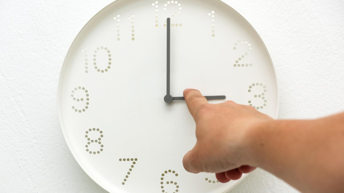 Ne zaboravite! U nedjelju pomičemo sat: spavamo kraće, ali dani postaju dulji