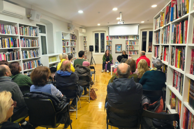 U rovinjskoj knjižnici predstavljena knjiga „(Post)koronske priče“ Vanese Begić