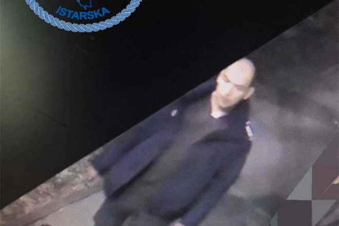 Prepoznajete li osobu s fotografije? Policija traga za počiniteljem koji je oštetio šest automobila u Puli