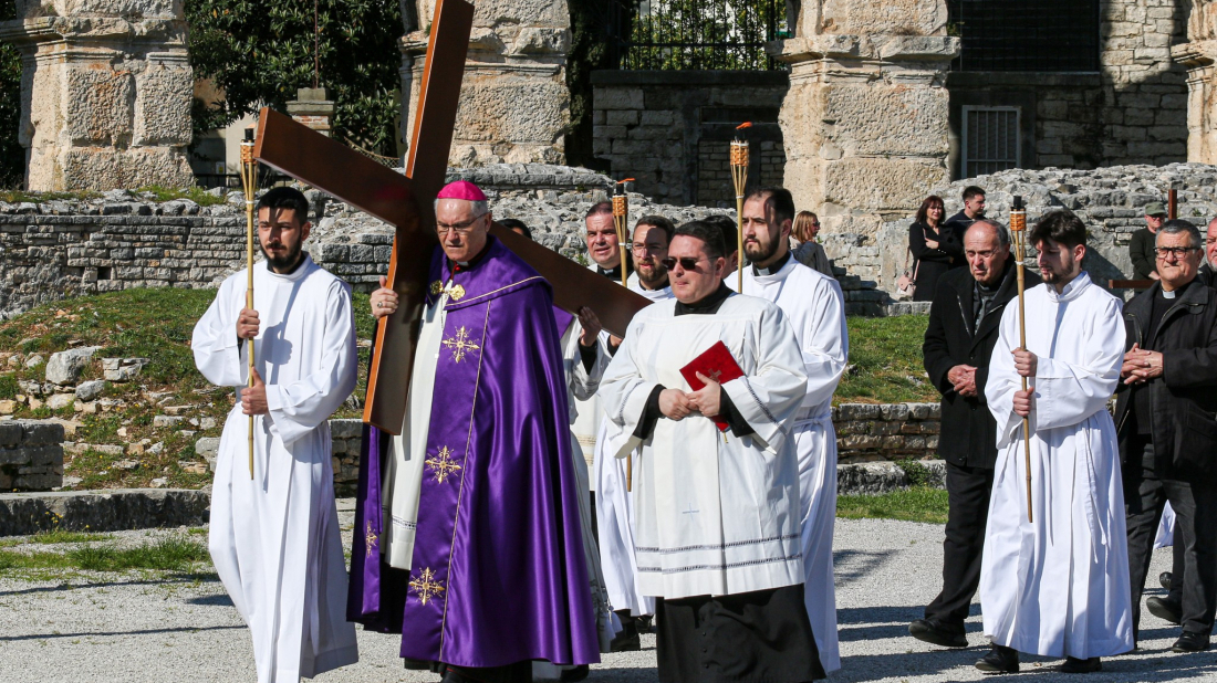 Foto: Tisuće vjernika u pulskoj Areni na Križnom putu uoči Cvjetnice