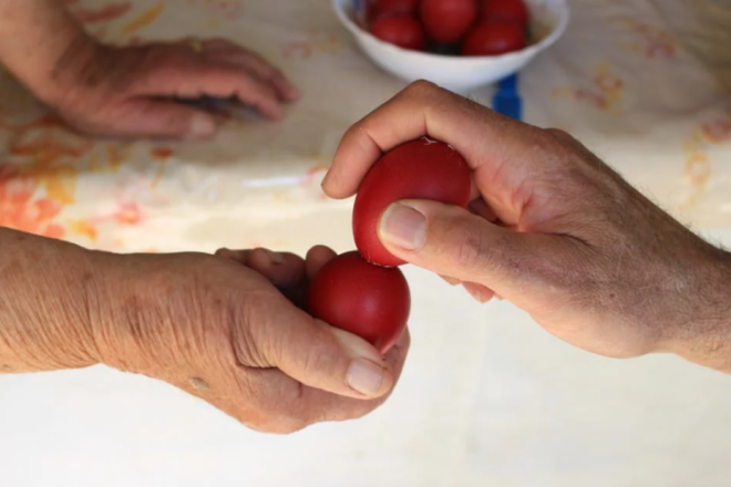 USKRŠNJI OBIČAJI Neizostavni uskršnji objed i slavlje, tuckanje jaja...