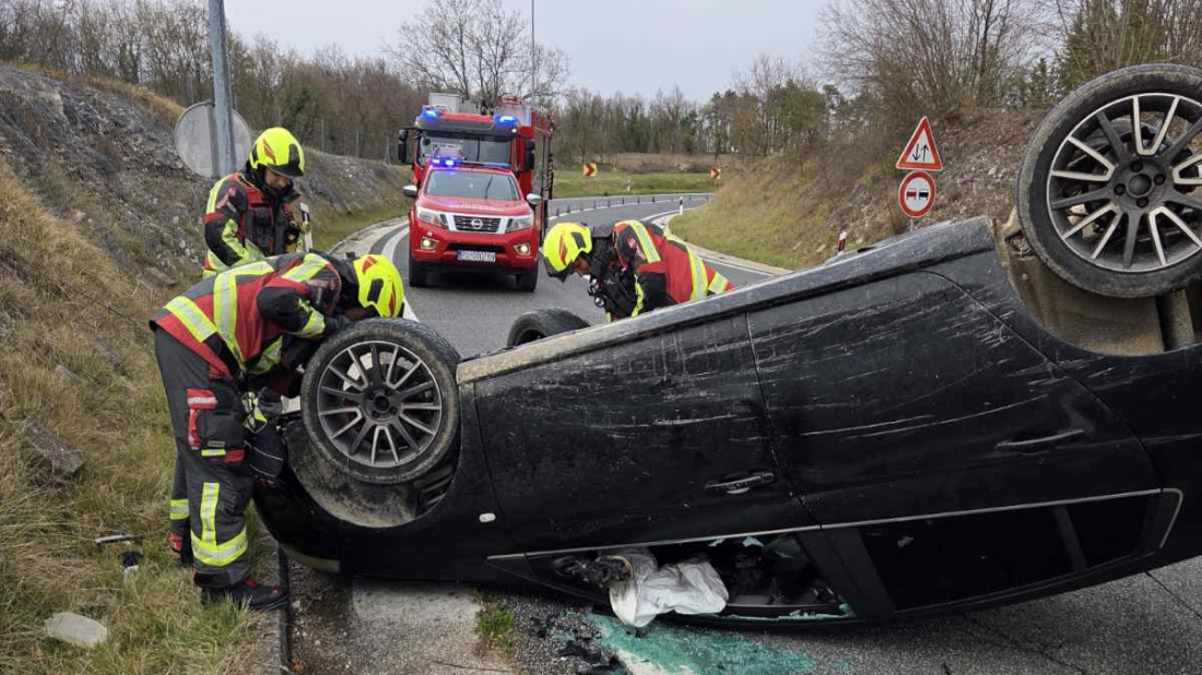 Prometna nesreća na Ipsilonu kod Žminja: Automobil završio na krovu