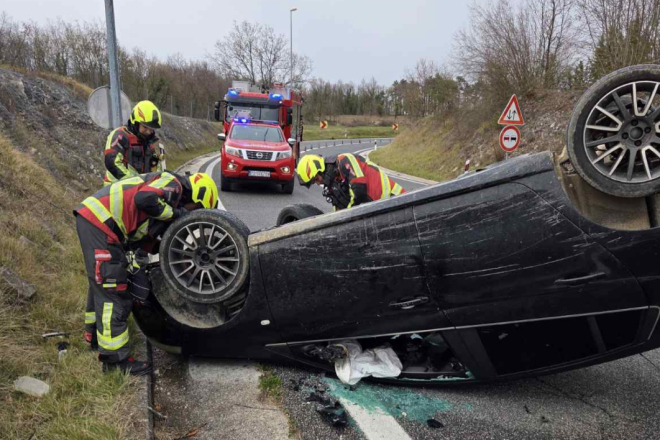 Prometna nesreća na Ipsilonu kod Žminja: Automobil završio na krovu