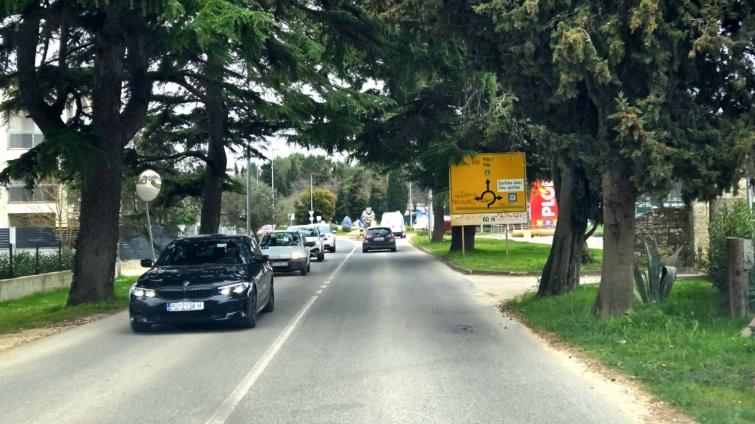 Pijani Nizozemac (65) divljao po Fažani: rušio stupiće, udario parkirani auto pa pobjegao