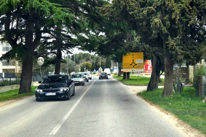 Pijani Nizozemac (65) divljao po Fažani: rušio stupiće, udario parkirani auto pa pobjegao