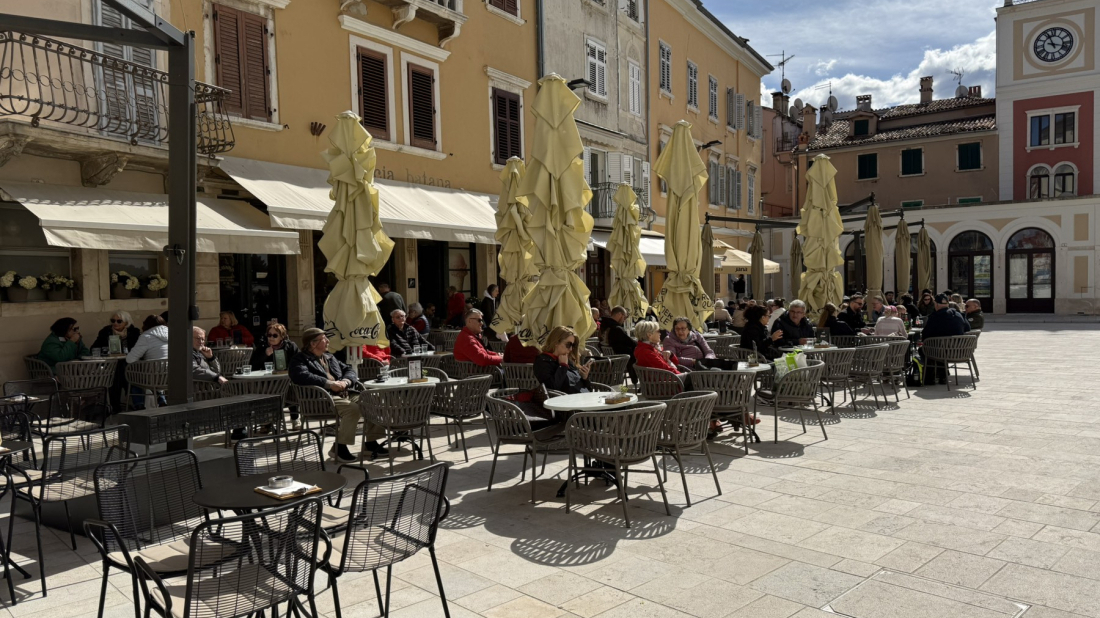FOTO BILJEŠKA: Sunce izmamilo građane i goste Rovinja - bura ne smeta kavi na otvorenom!