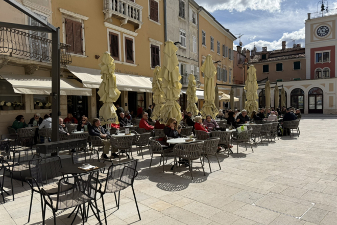 FOTO BILJEŠKA: Sunce izmamilo građane i goste Rovinja - bura ne smeta kavi na otvorenom!