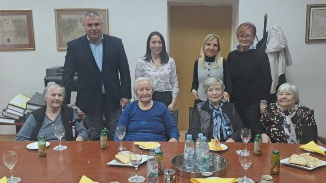 Tradicionalni susret uoči Uskrsa: Kanfanarske štićenice u rovinjskom domu dočekale načelnika Jurmana